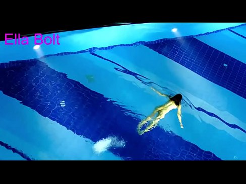 ❤️ No puc parar de mirar-la, jove rossa presa nedant nua a la piscina del complex ELLA BOLT ❌ Només porno al porno ca.assistirhentai.ru ☑