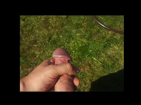 ❤️ Una guapa calenta es folla el seu cony rosa i es corre amb un esquitxat en un jardí d'estiu ❌ Només porno al porno ca.assistirhentai.ru ☑